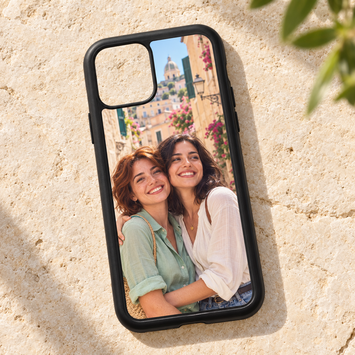 Cover iPhone 12 – esempio di personalizzazione con due amiche in una strada italiana, nuova ambientazione illustrativa Manà Gadget