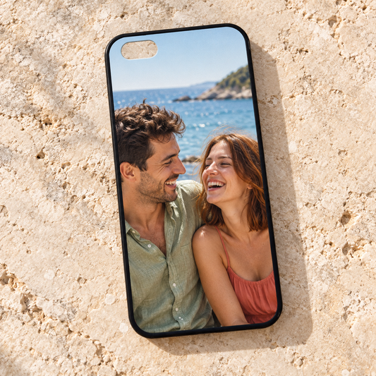 Cover iPhone personalizzabile – nuova ambientazione illustrativa Manà Gadget