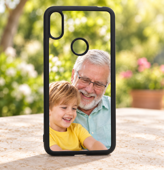 Cover Samsung A20S – nuova ambientazione illustrativa con esempio di personalizzazione Manà Gadget