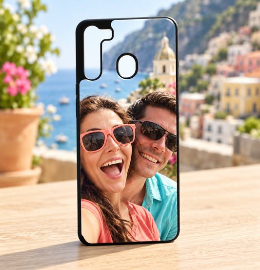 Cover Samsung A21 – nuova ambientazione illustrativa con esempio di personalizzazione Manà Gadget