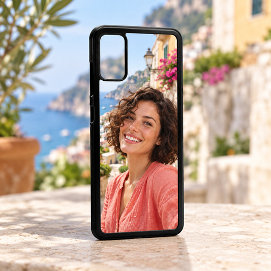 Cover Samsung A41 – nuova ambientazione illustrativa con esempio di personalizzazione Manà Gadget