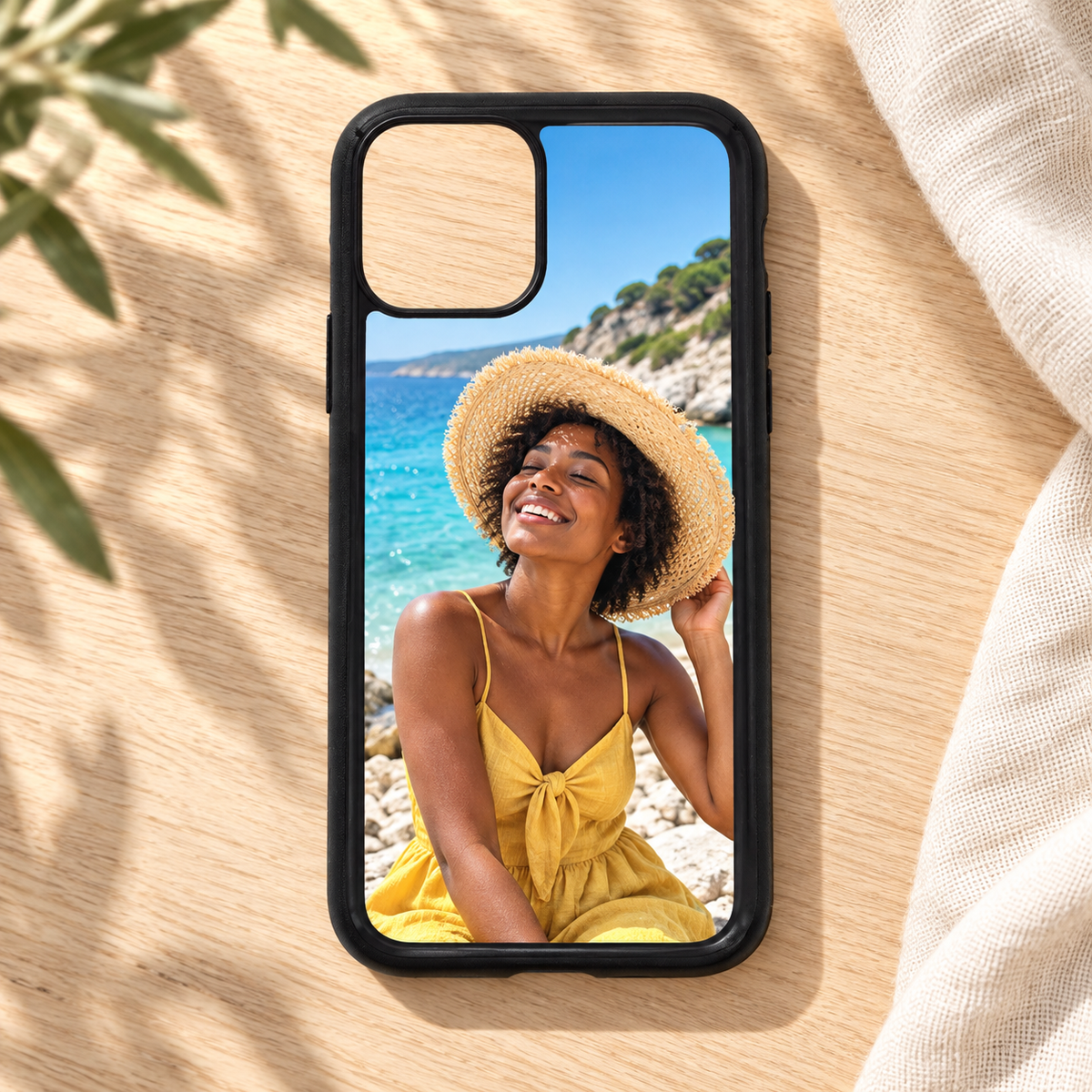 Cover iPhone 12 – esempio di personalizzazione con ritratto al mare, nuova ambientazione illustrativa Manà Gadget