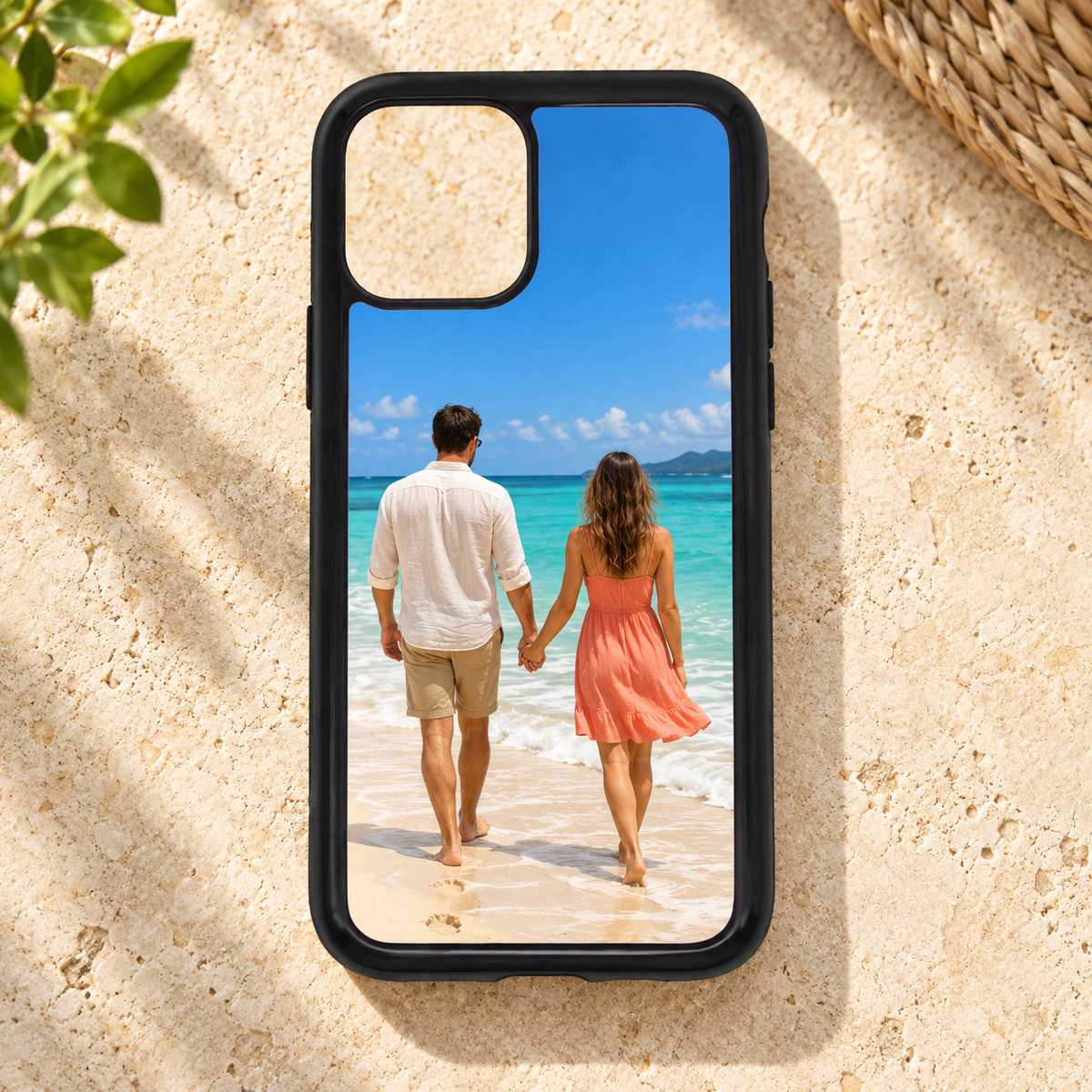 Cover iPhone 12 – esempio di personalizzazione con coppia sulla spiaggia, nuova ambientazione illustrativa Manà Gadget