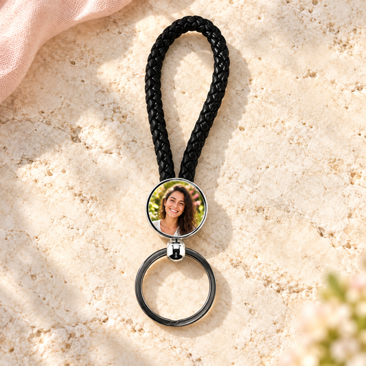 Portachiavi con cordoncino nero e foto personalizzata: esempio illustrativo.