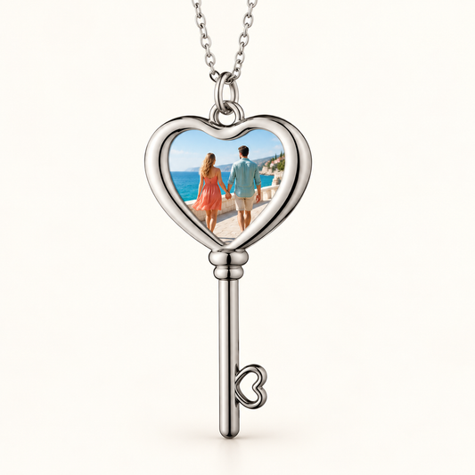 Collana chiave – esempio illustrativo di personalizzazione con foto di coppia