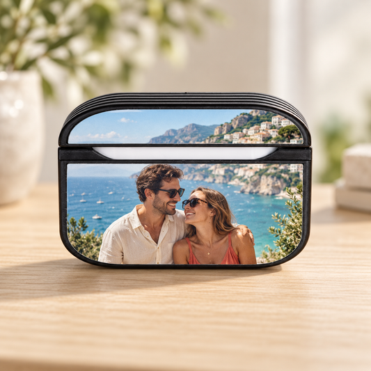Custodia per Airpods 3ª Generazione – ambientazione illustrativa Manà Gadget