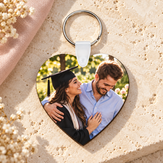 Portachiavi a cuore in legno con foto di laurea, esempio illustrativo.