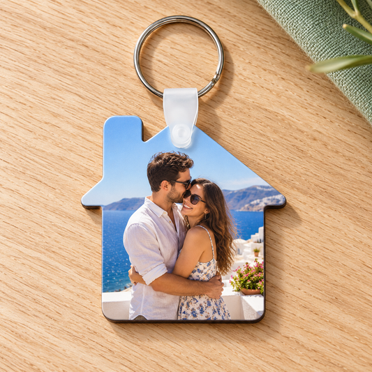 Portachiavi in legno a casetta con foto di coppia, esempio illustrativo.