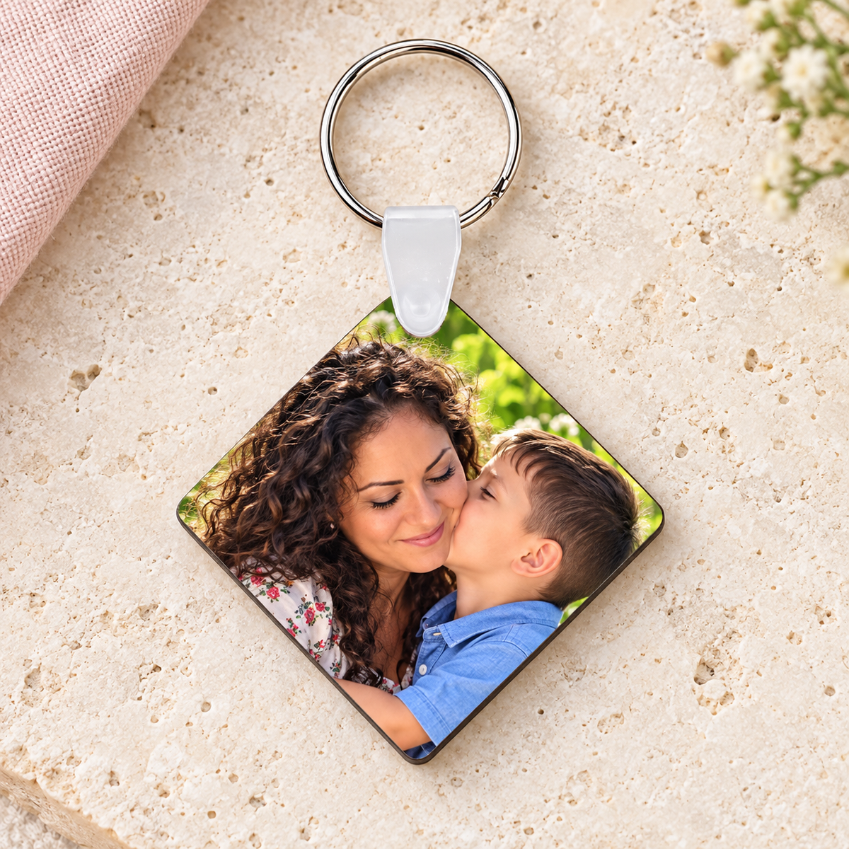 Portachiavi quadrato in legno con foto mamma e figlio, esempio illustrativo.