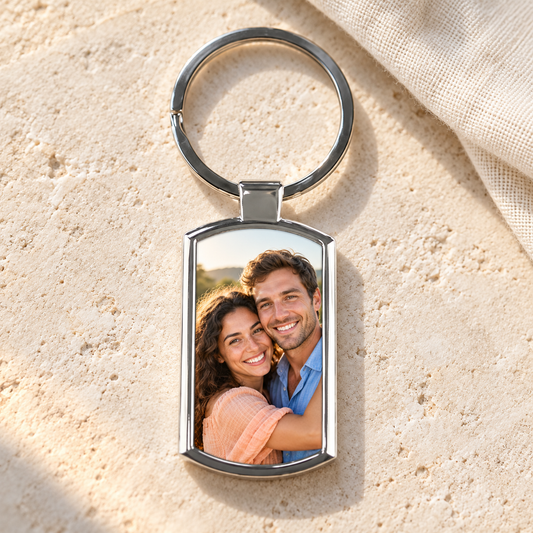 Portachiavi Simply rettangolare in metallo con foto di coppia — esempio illustrativo di personalizzazione, nuova ambientazione luminosa