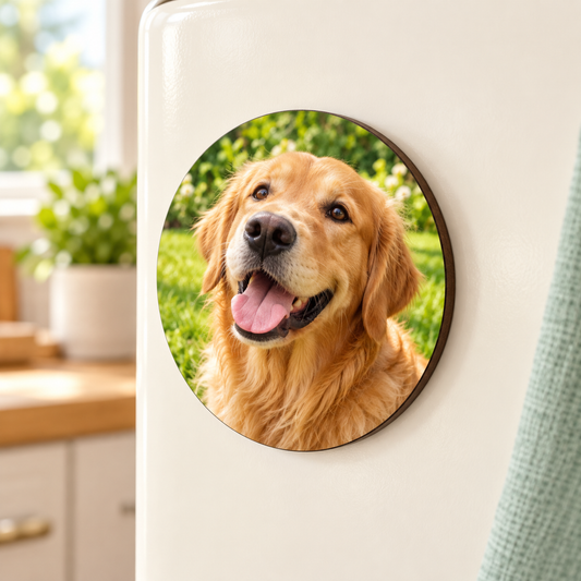 Calamita tonda in legno con foto di cane — esempio illustrativo di personalizzazione