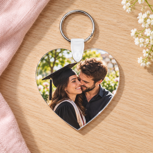 Portachiavi cuore in plexiglass con foto di laurea, esempio illustrativo.