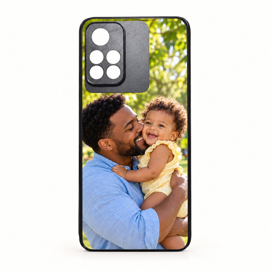 Cover Xiaomi Redmi Note 11 (5G) – nuova ambientazione illustrativa con esempio di personalizzazione Manà Gadget