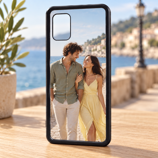 Cover Samsung A32 4G/ A32 5G – nuova ambientazione illustrativa con esempio di personalizzazione Manà Gadget