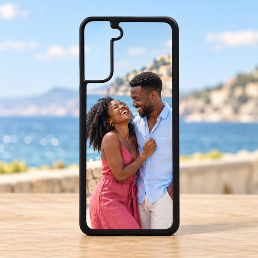 Cover Samsung S24 / S24 Plus / S24 Ultra – nuova ambientazione illustrativa con esempio di personalizzazione Manà Gadget