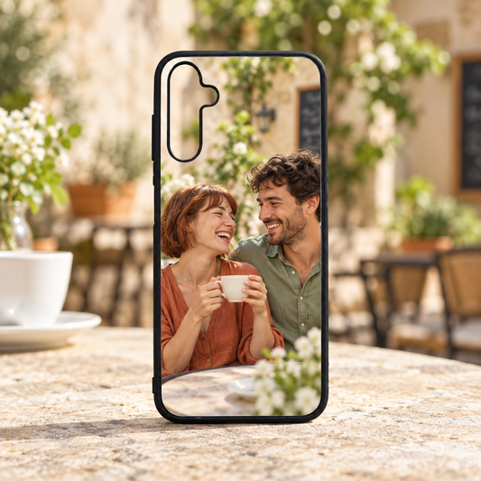 Cover Samsung A54 (5G) – nuova ambientazione illustrativa con esempio di personalizzazione Manà Gadget