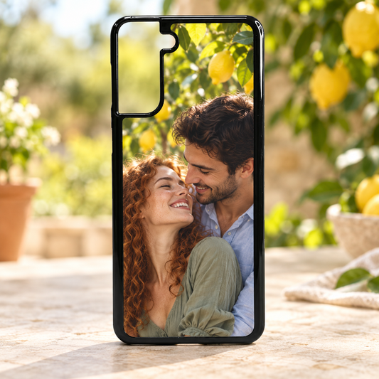 Cover Samsung A24 – nuova ambientazione illustrativa con esempio di personalizzazione Manà Gadget