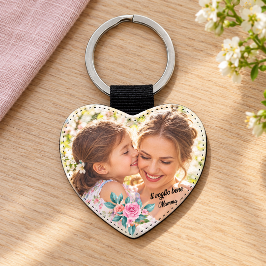 Portachiavi cuore in ecopelle con dedica alla mamma, esempio illustrativo.