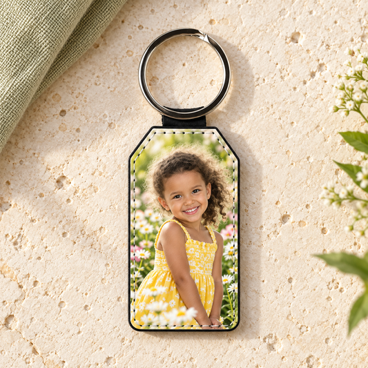 Portachiavi rettangolare in ecopelle con foto, esempio illustrativo di personalizzazione.