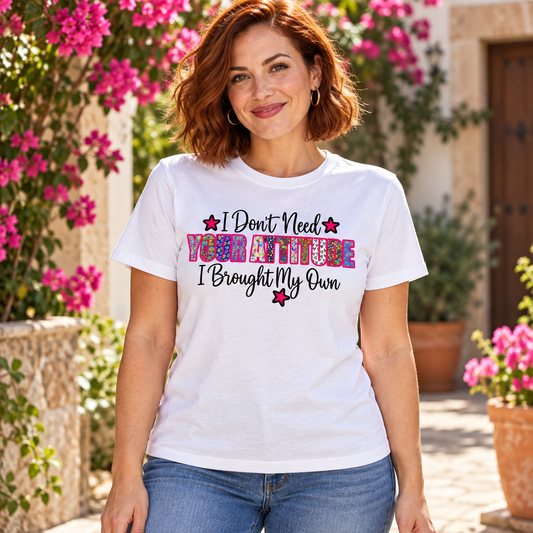 T-shirt ''I don't need YOUR ATTITUDE'' – ambientazione illustrativa Manà Gadget