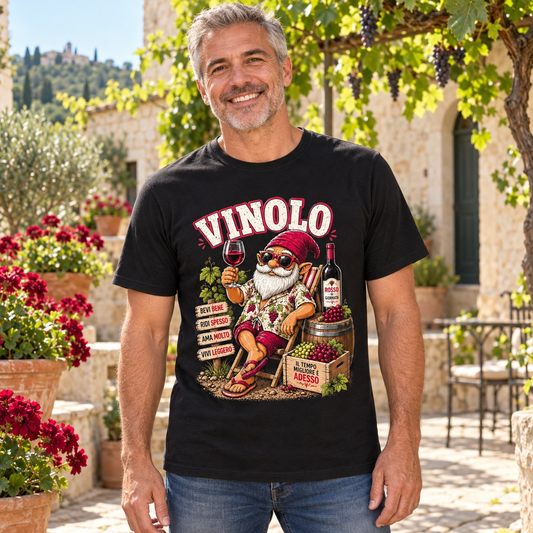 T-shirt “Vinolo” – Stile, qualità e divertimento – ambientazione illustrativa Manà Gadget