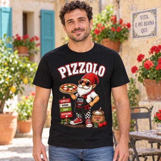 T-shirt “Pizzolo” – Stile, qualità e divertimento – ambientazione illustrativa Manà Gadget