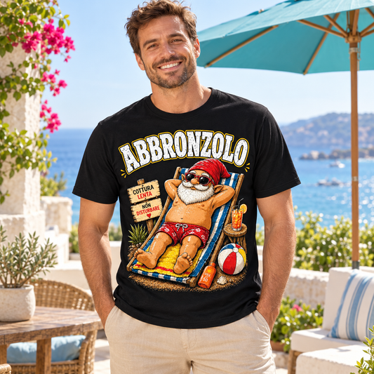 T-shirt “Abbronzolo” – Stile, qualità e divertimento – ambientazione illustrativa Manà Gadget